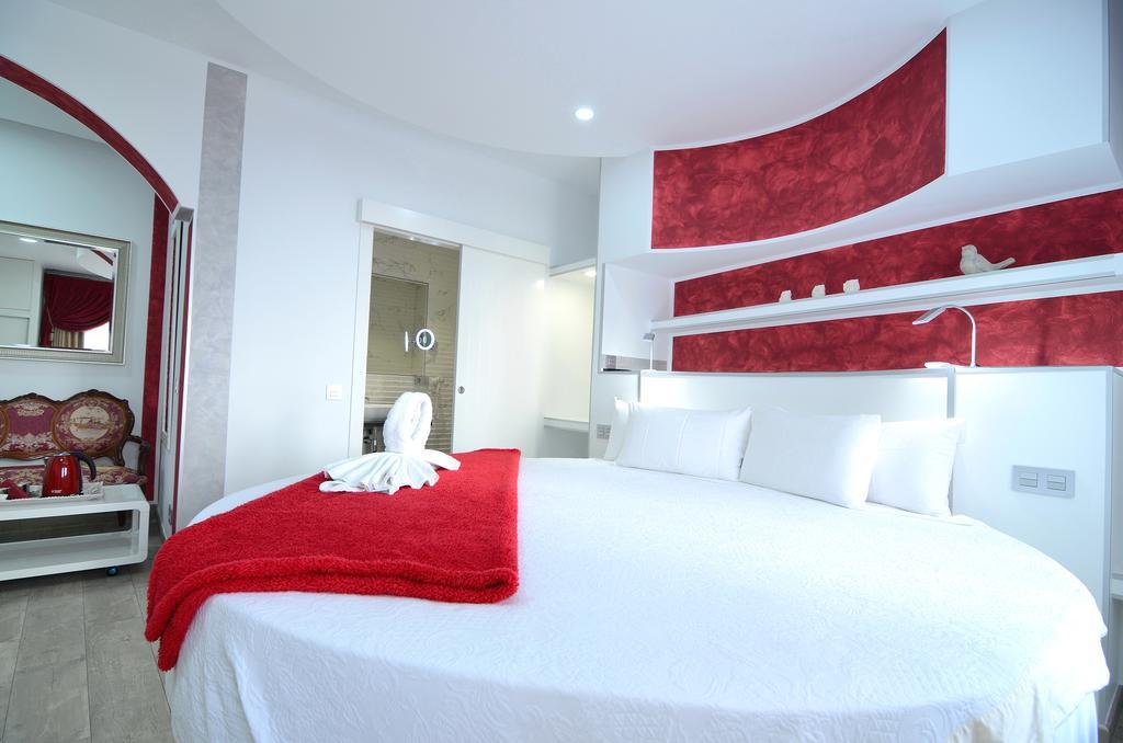 Romantic Suite Round Bed